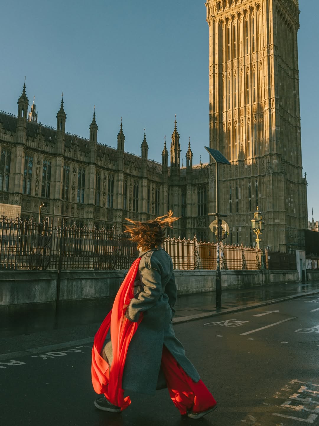 Серое пальто и красный акцент: стильный лондонский образ Оли Цыбульской